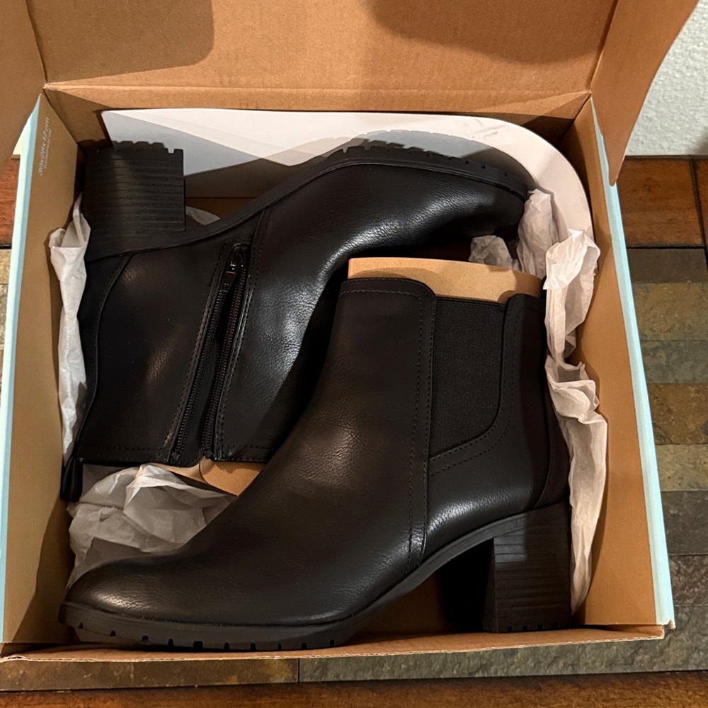 New in Box LifeStride Mesa Chelsea Lug Sole Side Zip Ankle Booties Women’s 9.5 M